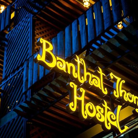 Banthat Thong Hostel Bangkok Exterior photo