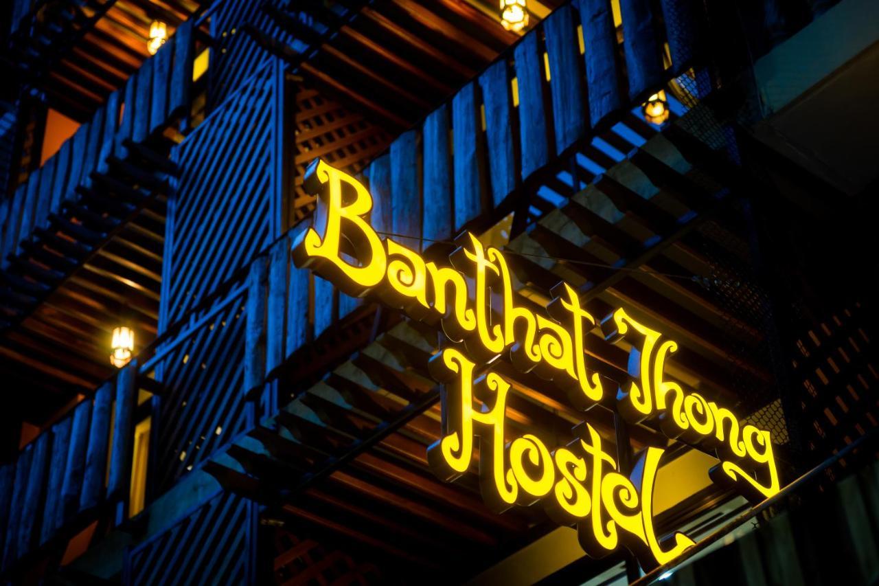 Banthat Thong Hostel Bangkok Exterior photo