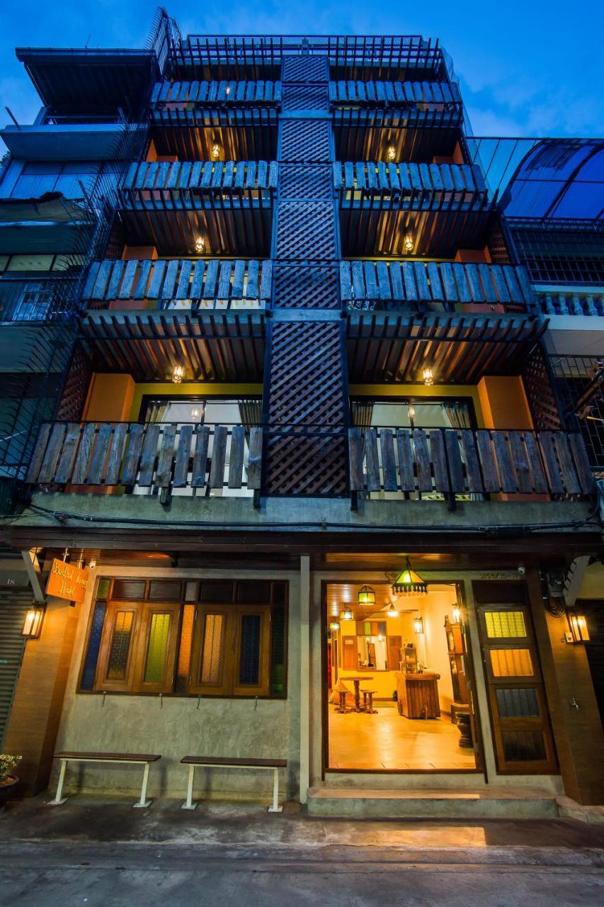 Banthat Thong Hostel Bangkok Exterior photo