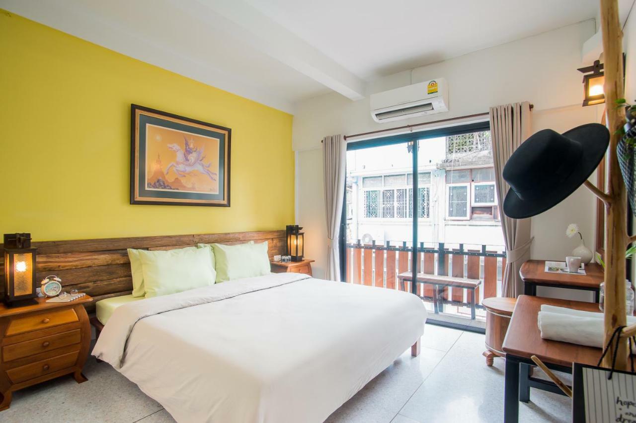 Banthat Thong Hostel Bangkok Exterior photo