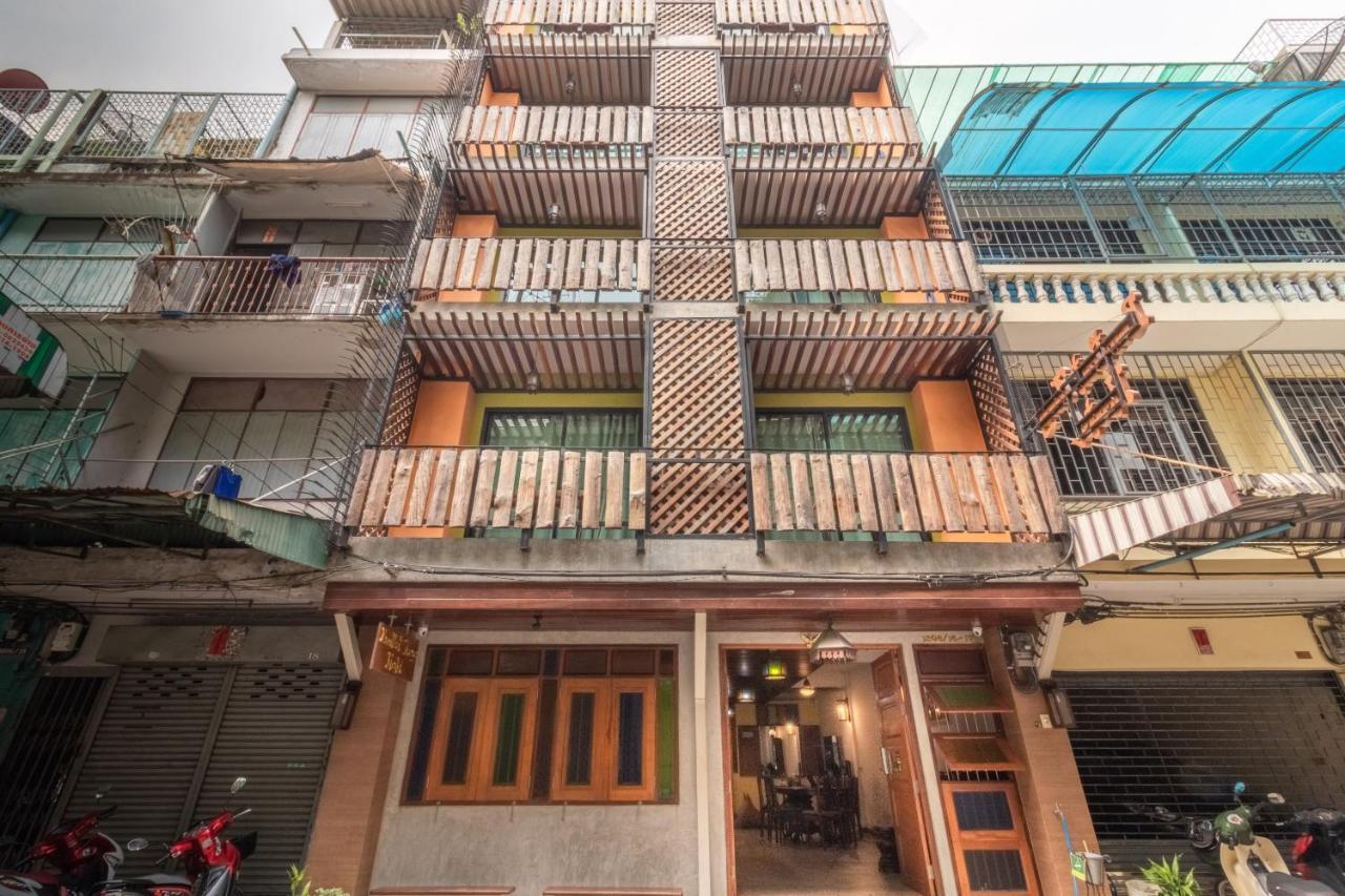 Banthat Thong Hostel Bangkok Exterior photo