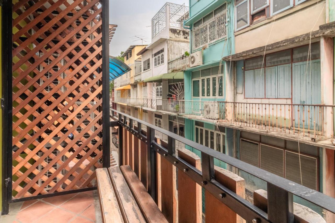 Banthat Thong Hostel Bangkok Exterior photo